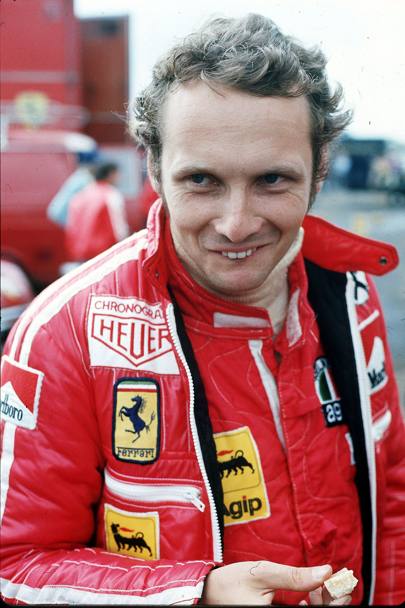 Niki Lauda (1949)  l’unico capace di vincere il titolo mondiale correndo per le due scuderie di maggior successo della Formula Uno, la Ferrari nel 1974 e nel 1977 e la McLaren nel 1984. Nel 1976 al Nurburgring sulla Ferrari  stato vittima di un incidente che lo ha sfigurato.